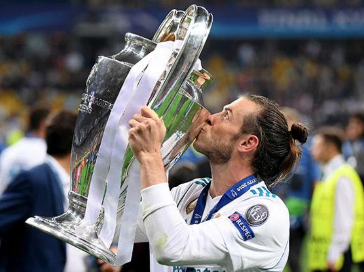 Gareth Bale dengan trofi Liga Champions Copyright: Getty Images