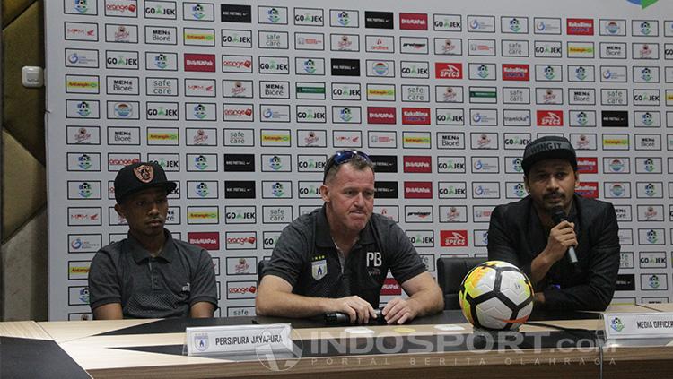 Priska Wongsiwor dan Peter Butler dalam sesi konferensi pers sebelum laga.