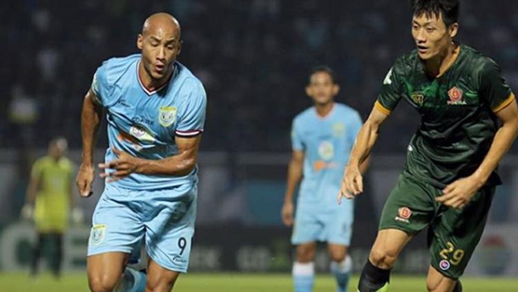 Loris Arnaud (kiri), penyerang Persela Lamongan. - INDOSPORT