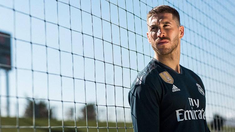 Sergio Ramos saat promosikan jersey anyar Real Madrid. - INDOSPORT