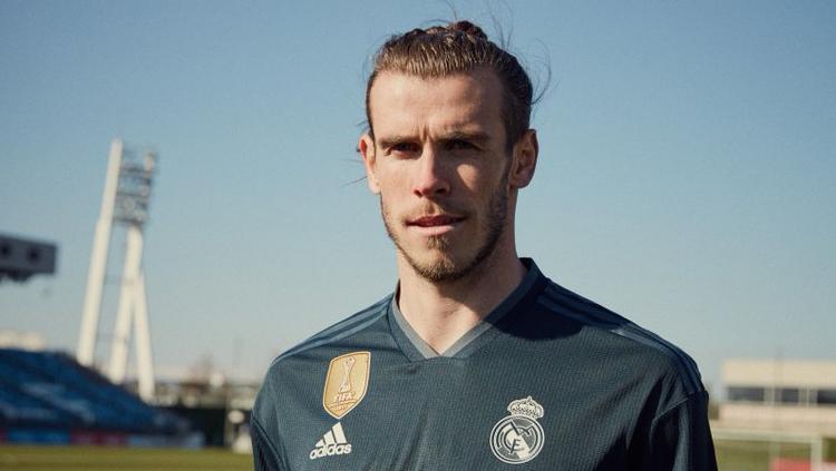 Gareth Bale saat jadi model jersey anyar Real Madrid. Copyright: Twitter