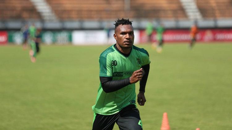 Pemain Persebaya Surabaya Nelson Alom.