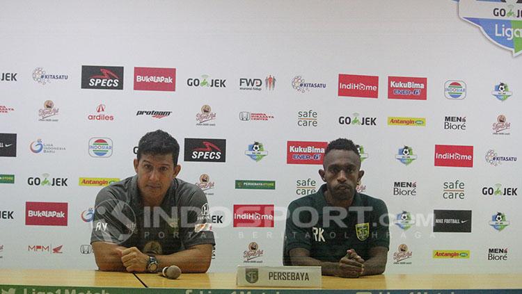 Alfredo Vera dan Ricky Kayame dalam konferensi pers.