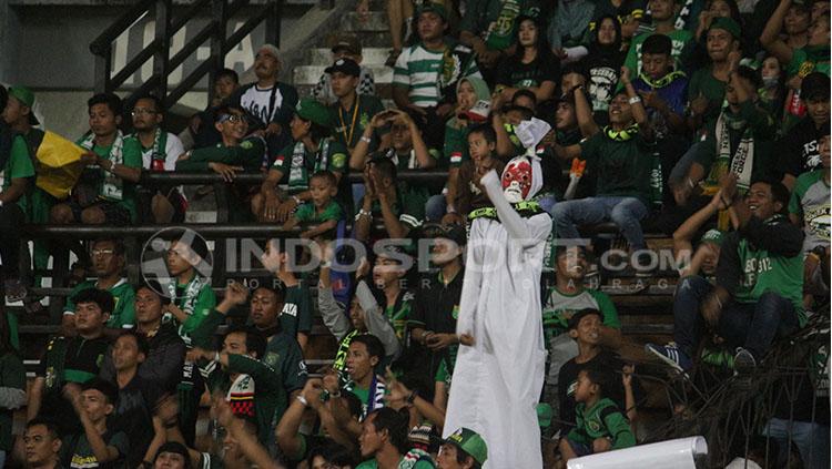 Kreativitas Bonek Mania dalam mendukung Persebaya Surabaya di Liga 1.