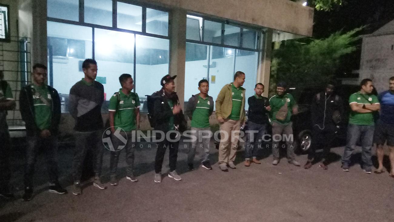 Pelatih PSMS Medan, Djajang Nurdjaman memberikan pengarahan jelang keberangkatan tim.