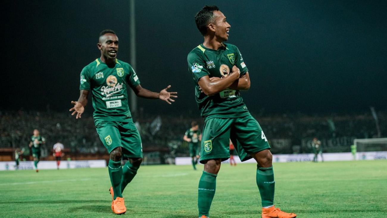 2 Pemain Persebaya Surabaya, Ricky Kayame dan Irfan Jaya selebrasi setelah rayakan golnya.