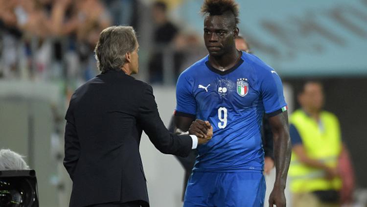 Striker Timnas Italia, Mario Balotelli, bersama Roberto Mancini. - INDOSPORT