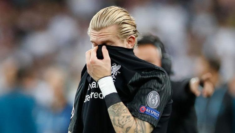 Loris Karius tertunduk lesu usai dikalahkan Real Madrid.