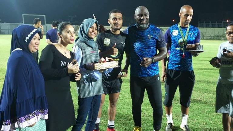 Sejumlah pihak Barito Putera ikut bahagia merayakan pertambahan usia Jacksen F. Tiago. - INDOSPORT