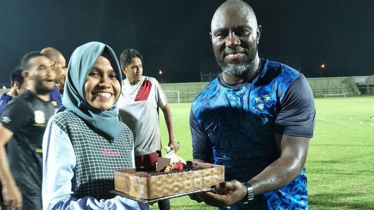 Jacksen berpose sembari memegang kue yang diberikan oleh fans Barito Putera.