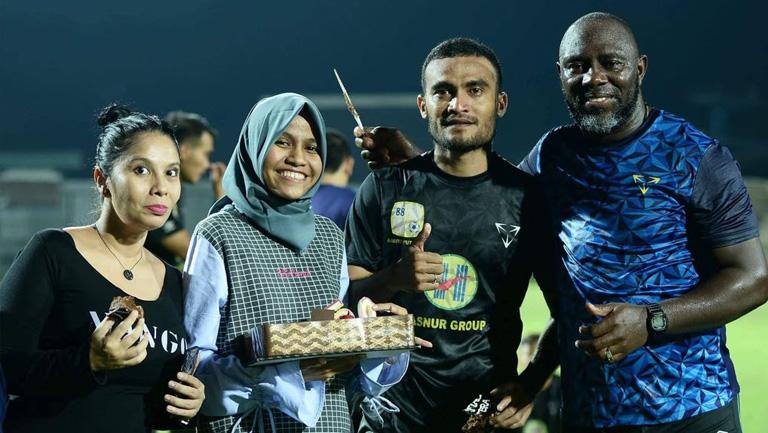 Rizky Pora ikut berfoto sembari memegang kue ulang tahun untuk sang pelatih, Jacksen F. Tiago.