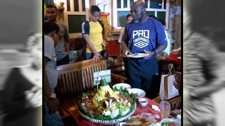 Jacksen F. Tiago memotong tumpeng dalam perayaan ulang tahunnya yang ke-50.