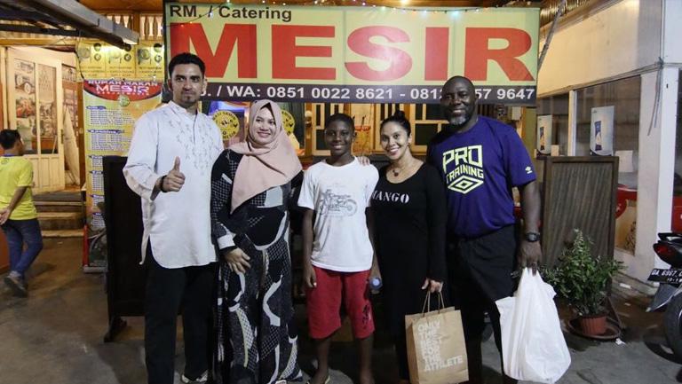 Keluarga dekat Jacksen F. Tiago ikut merayakan hari jadi pelatih Barito Putera tersebut.