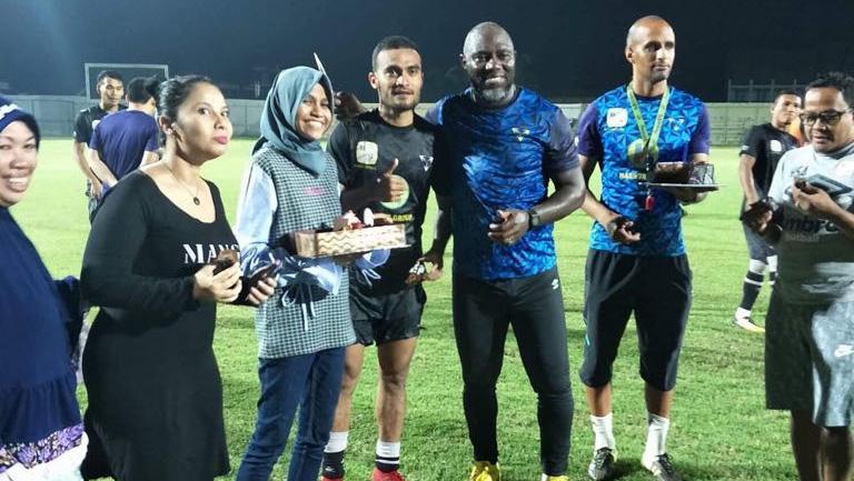 Bertempat di Stadion 17 Mei, Jacksen F. Tiago merayakan hari ulang tahunnya dengan pemain Barito Putera.