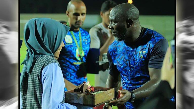 Jacksen menerima kue ulang tahun dari salah fans Barito Putera.