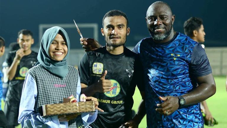 Rizky Pora ikut berpose bersama Jacksen F. Tiago dan salah satu fans Barito Putera.