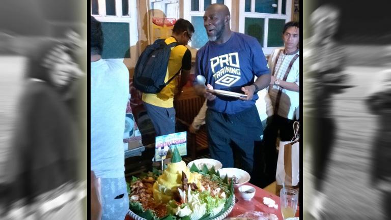 Sebuah tumpeng ikut menghiasi perayaan ulang tahun Jacksen F. Tiago.
