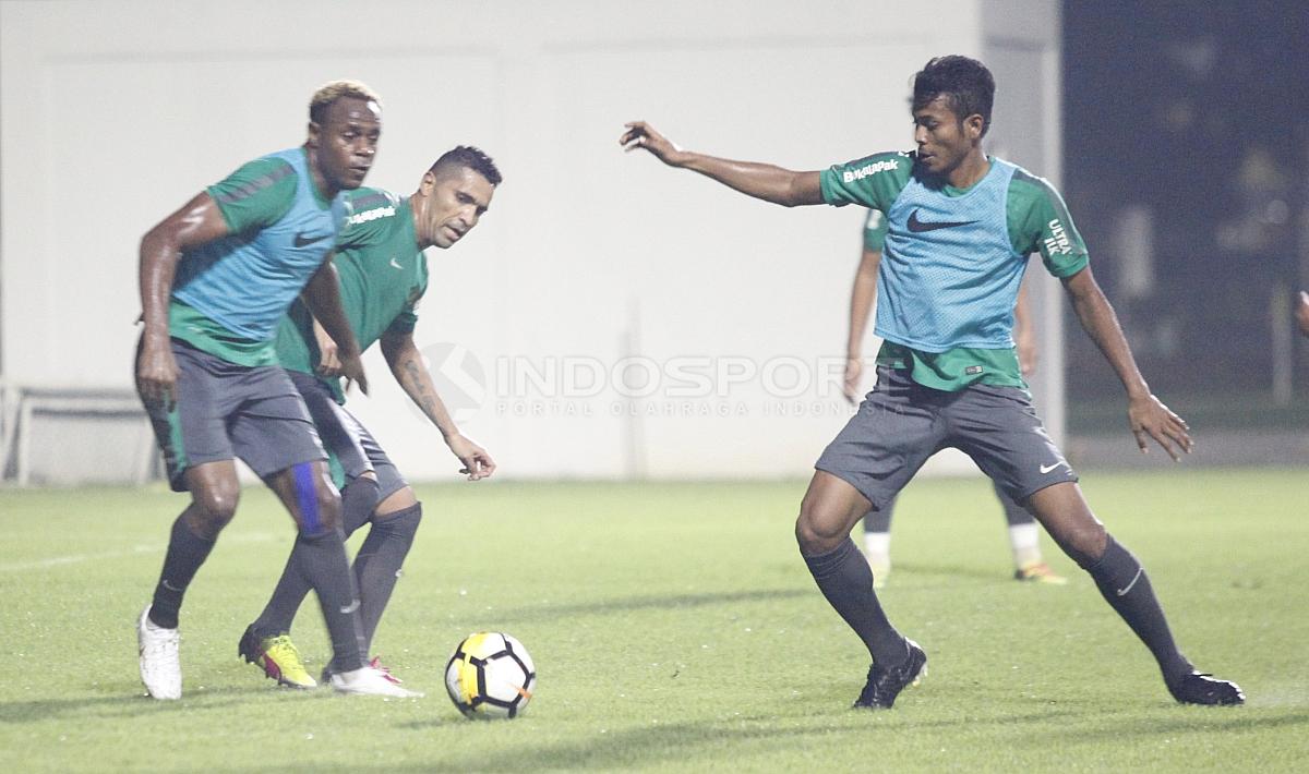 Zulfiandi dan Victor Igbonefo mengamankan bola dari rebutan Beto Goncalves. Copyright: INDOSPORT/Herry Ibrahim