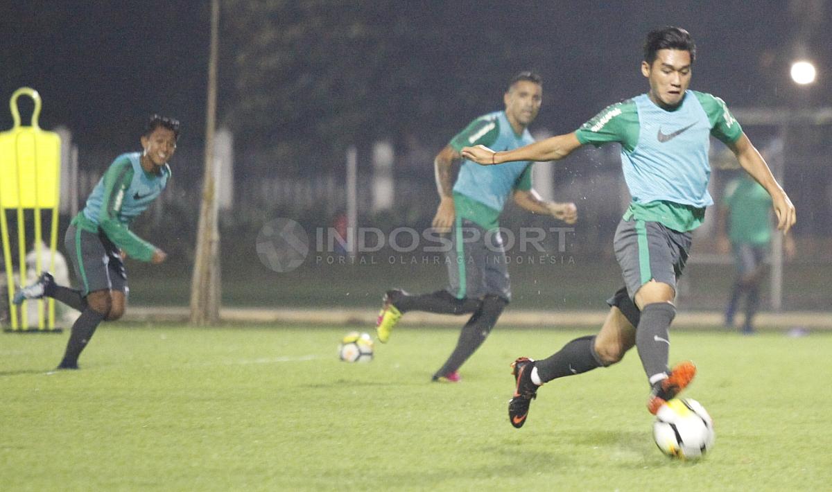 Aksi melepaskan diri Septian David Maulana untuk mencetak gol ke gawang lawan.