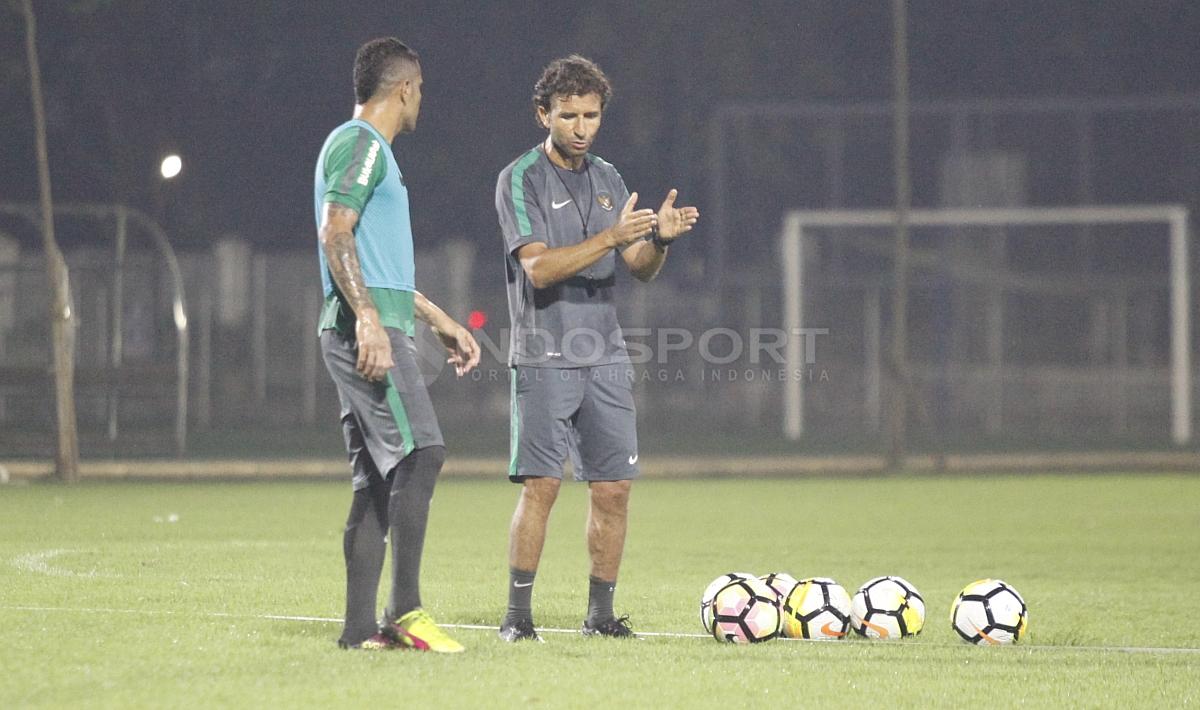 Pelatih Luis Milla berdiskusi dengan Beto Goncalves di sela-sela latihan.