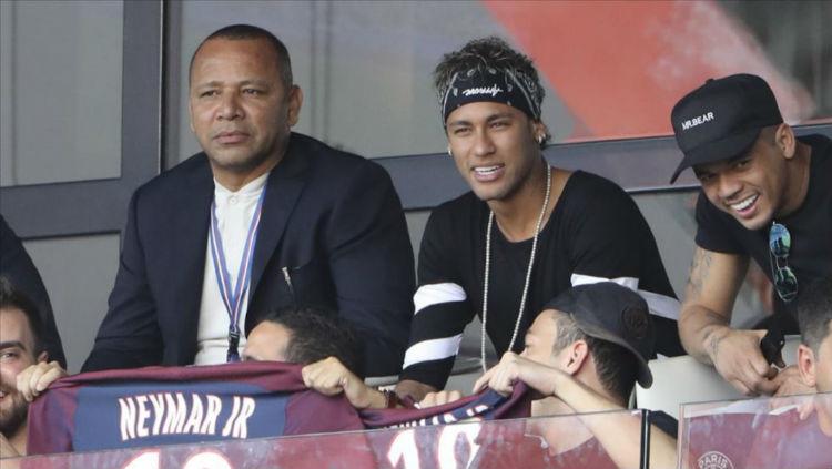 Neymar dan Ayahnya menonton laga PSG di tribun - INDOSPORT