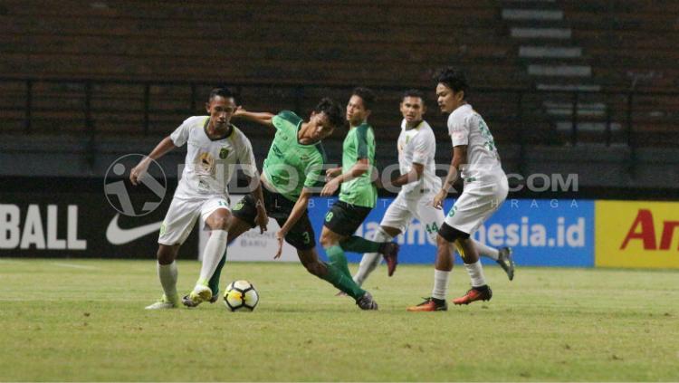 Adam Maulana berhasil melewati beberapa pemain Persebaya U-19.