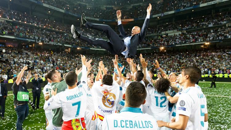 Zinedine Zidane dan Real Madrid usai juara Liga Champions 2017/18. Copyright: Getty Image
