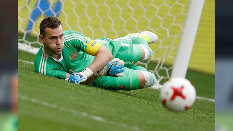 Igor Akinfeev berusaha menghalau bola dalam pertandingan melawan Meksiko di Piala Konfederasi 2017. Copyright: Mike Kireev/NurPhoto/Getty Images