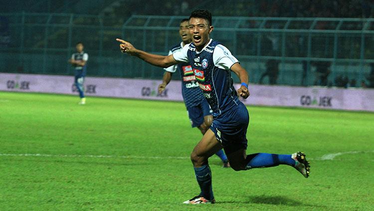 Selebrasi gol Dedik Setiawan saat melawan PSIS Semarang. Copyright: Ian Setiawan/INDOSPORT