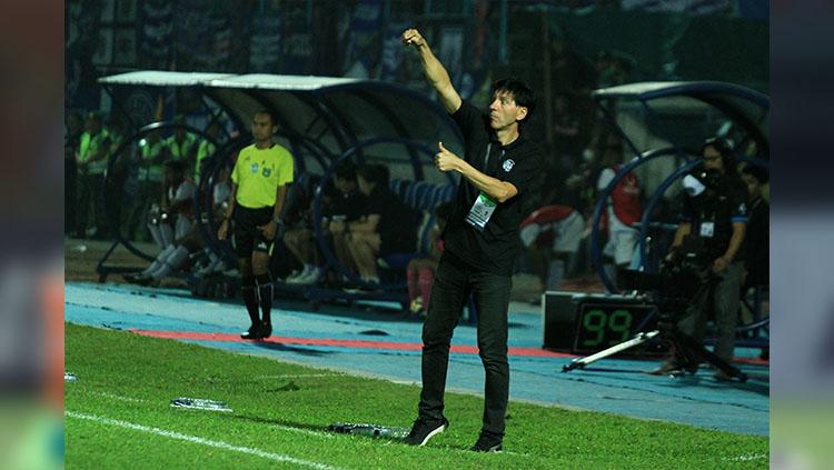 Milan Petrovic saat memberi instruksi kepada pemain di lapangan.