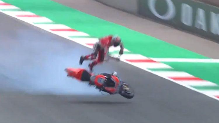 Pembalap Ducati, Michele Pirro saat terjatuh dalam sesi latihan bebas kedua.