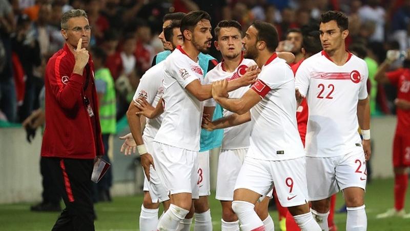 Penyerang Turki, Cenk Tosun marah kepada fans sembari ditenangkan oleh rekannya, Sabtu (02/06/18).