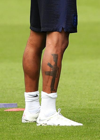 Tato senapan pada kaki Raheem Sterling. Copyright: INDOSPORT