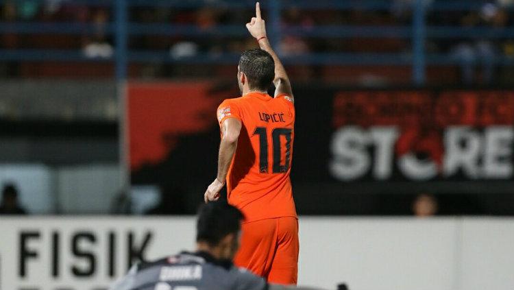 Striker Borneo FC Srdan Lopicic usai membobol gawang PSMS Medan yang dijaga kiper Dhika Bayangkara. - INDOSPORT