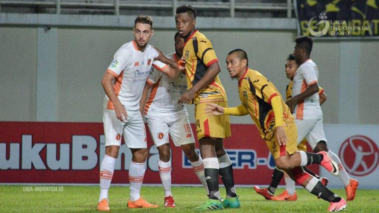 Bek Mitra Kukar Mauricio Aparecido Leal kala berduel dengan pemain Perserui. Copyright: liga-indonesia.id