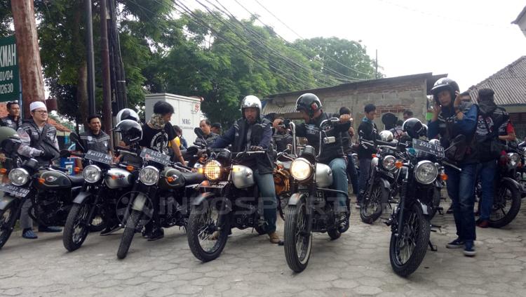 Kegiatan sosial komunitas motor Kawasaki Retro Riders W175 Jakarta di Masjid Jami Al Hikmah, Jagakarsa, Jakarta Selatan.