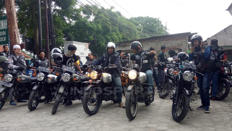 Kegiatan sosial komunitas motor Kawasaki Retro Riders W175 Jakarta di Masjid Jami Al Hikmah, Jagakarsa, Jakarta Selatan. - INDOSPORT