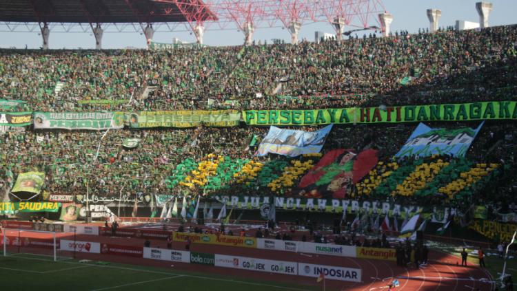 Ribuan Bonek mendukung Persebaya saat pertandingan melawan Arema FC (06/05/18).