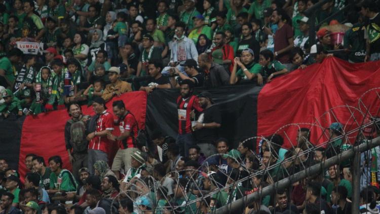 Suporter Persebaya, Bonek dan suporter Persipura di Stadion GBT.