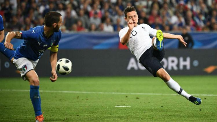 Florian Thauvin berusaha melakukan tendangan voli saat membela Prancis kontra Italia.