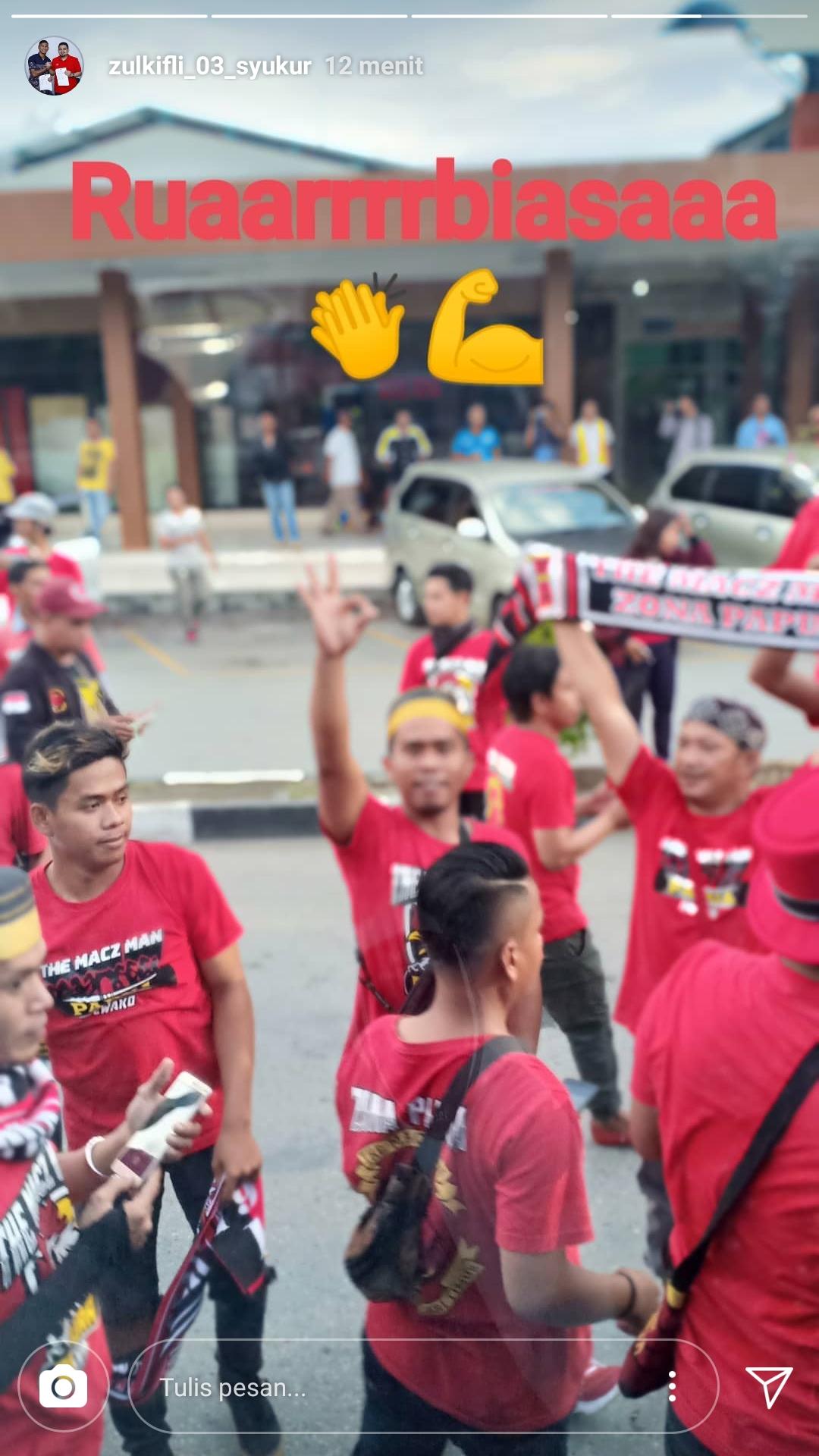 Suporter sambut kedatangan skuat PSM Makassar di Jayapura. Copyright: Instagram.com/zulkifli_03_syukur