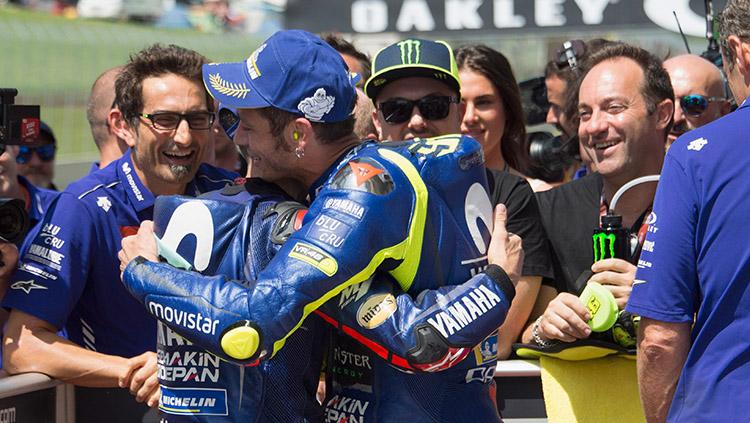 Maverick Vinales (kiri) dan Valentino Rossi usai sesi kualifikasi MotoGP seri Italia, Sabtu (02/06/18).