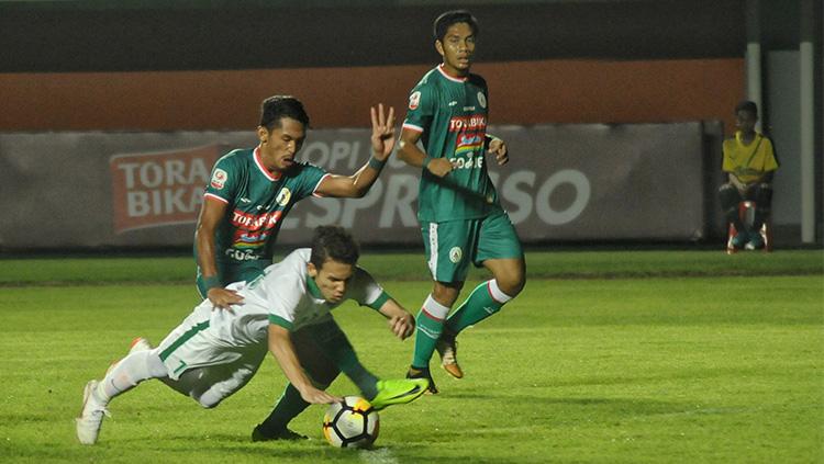 Egy Maulana Vikri berjibaku saat berebut bola dengan pemain PSS Sleman. - INDOSPORT