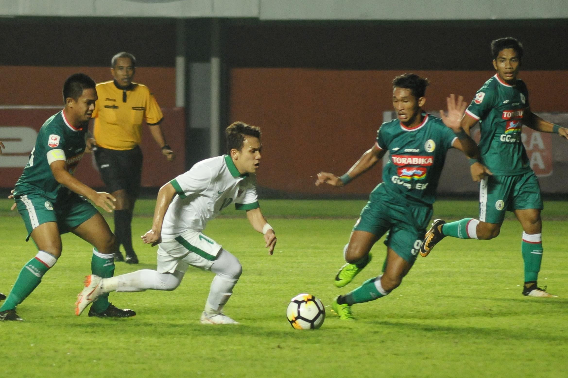 Egy Maulana Vikri di tengah kepungan pemain PSS Sleman. - INDOSPORT