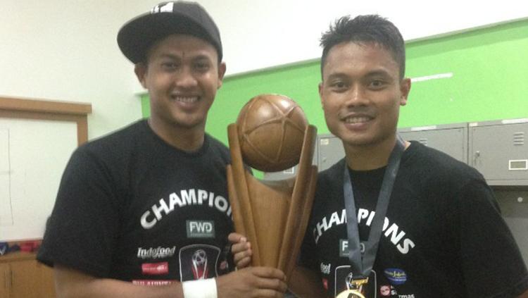 Gelandang Persib Bandung, Dedi Kusnandar (kanan).