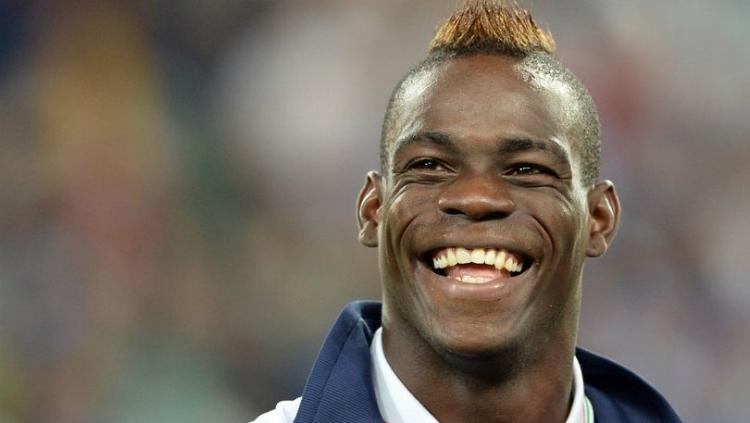 Mario Balotelli tersenyum lebar di laga Italia melawan Rep. Ceko di kualifikasi Piala Dunia 2014. Copyright: Claudio Villa