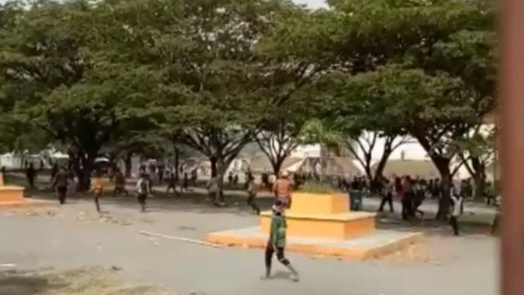 Indosport - Oknum suporter bentrok jelang laga Persija vs Persebaya.