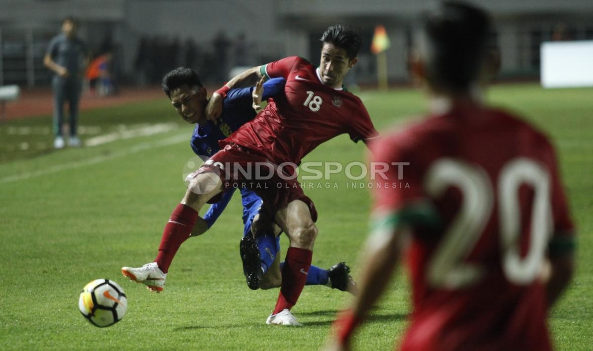 Perebutan bola antara Gavin Kwan dengan pemain Thailand.