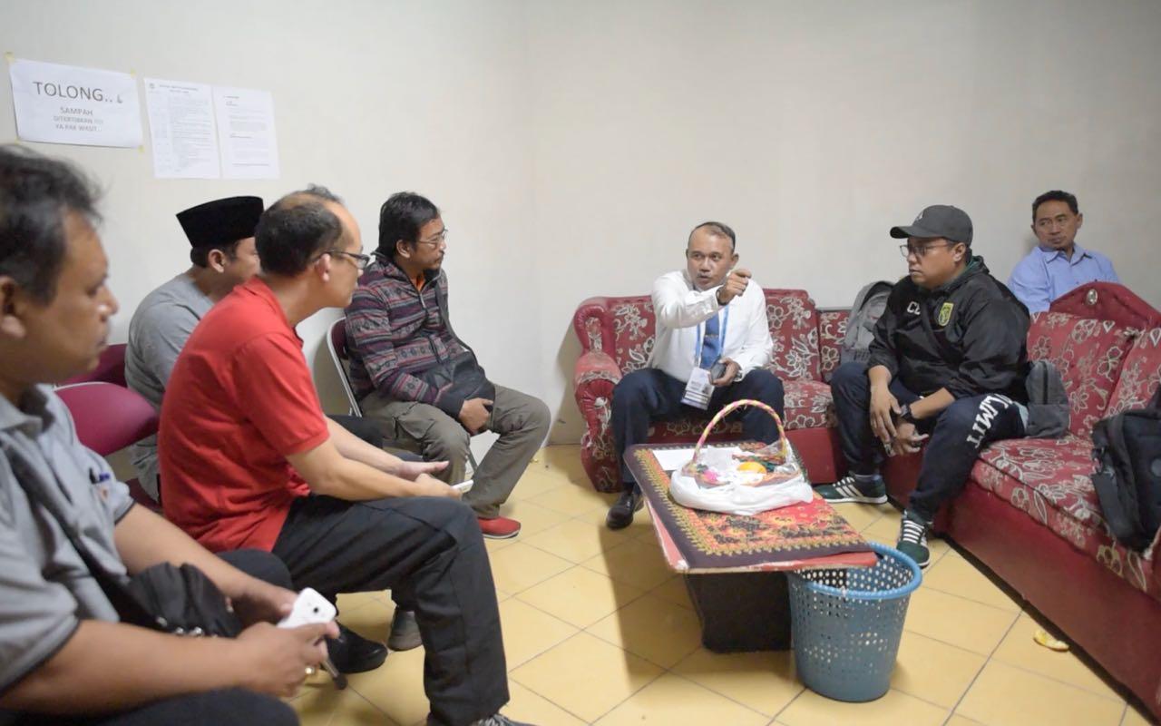 Diskusi yang dilakukan oleh manajer Persebaya, Chairul Basalamah bersama dengan Match Commisioner dan perwakilan panpel Persija. Minggu (03/06/18). - INDOSPORT