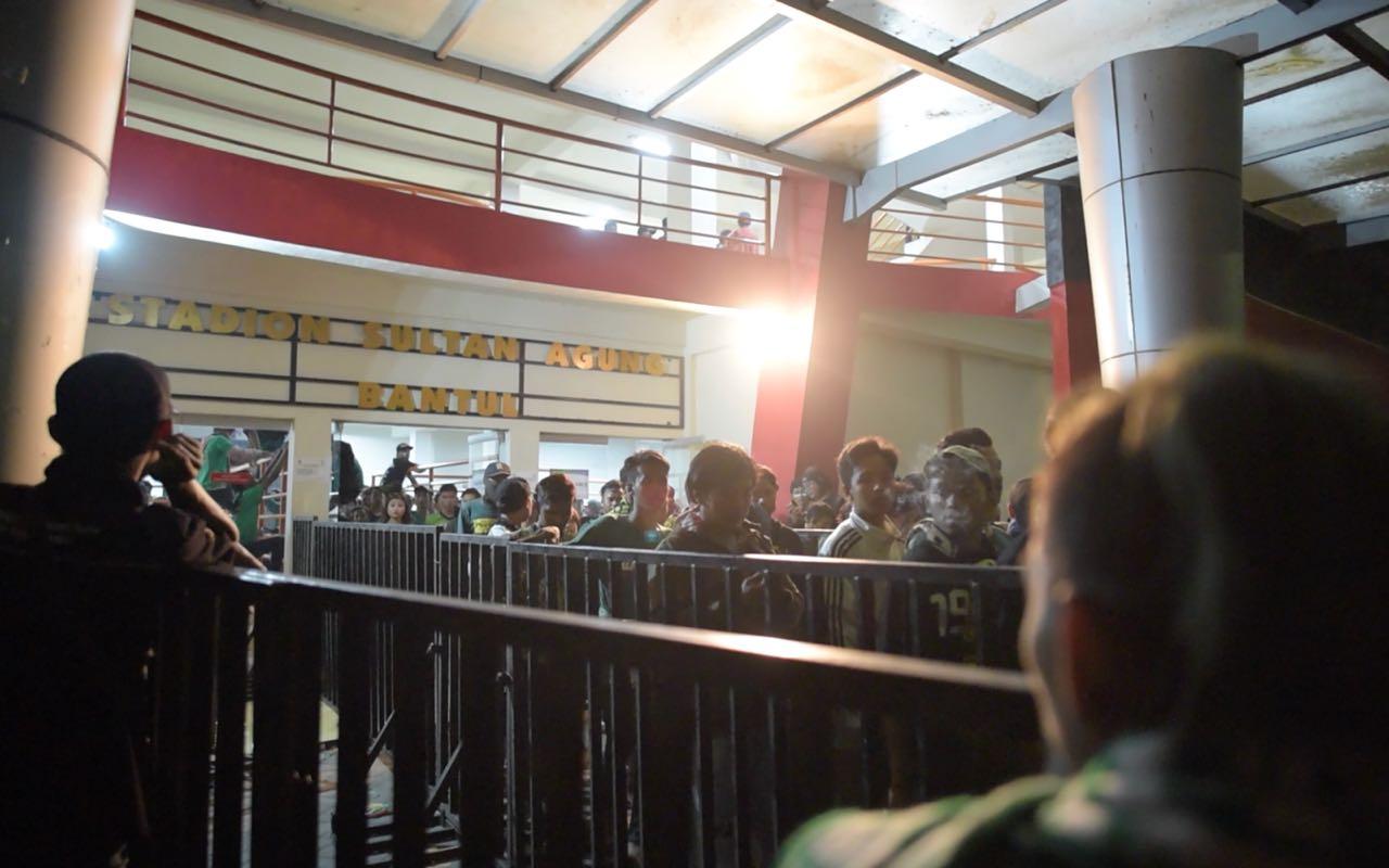 Suasana di depan Stadion Sultan Agung, Bantul usai keputusan pembatalan pertandingan. minggu (3/6/18).